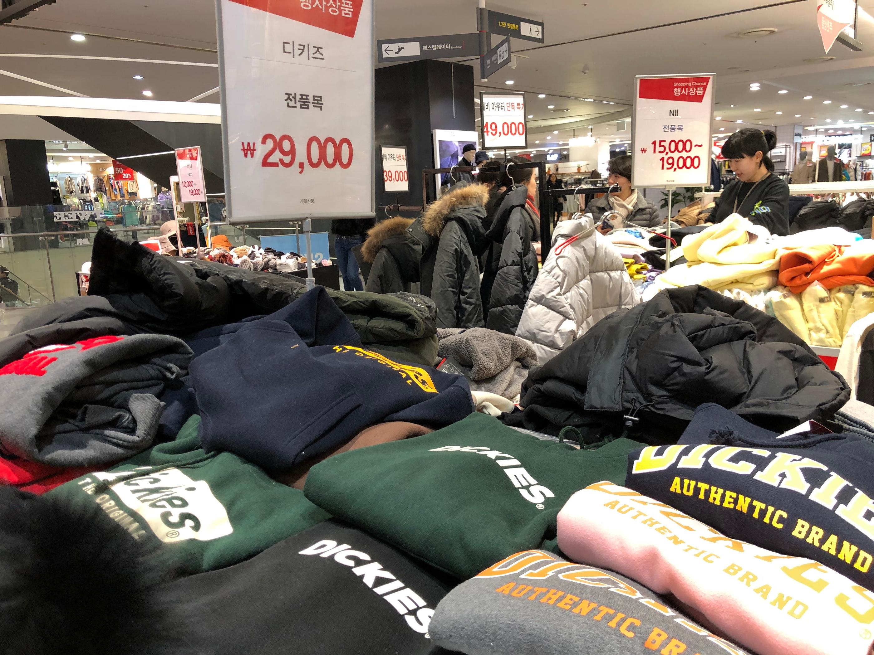 ลดราคาเหลือครึ่งเดียว! Mario Outlet ในโซล ราคาประหนึ่งอันเดอร์กราวน์ช้อปปิ้ง บอกได้คำเดียวว่าคุ้ม!